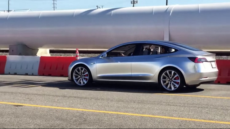 De Tesla Model 3 laat nog even op zich wachten, maar is wel rijdend in beeld gebracht in de buurt van Teslas designcentrum. Zo krijgen we een extra voorproefje van de auto.