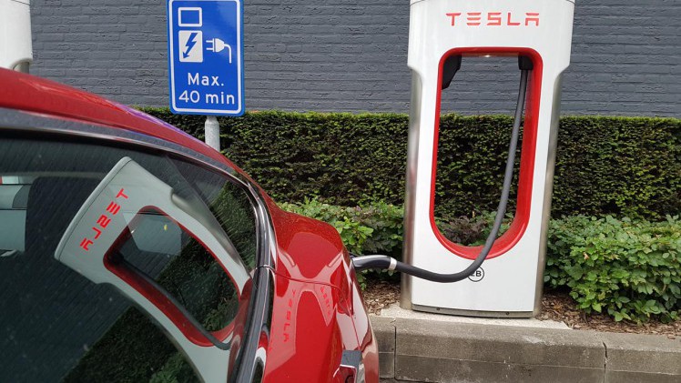 Tesla heeft de Model S de afgelopen jaren constant een upgrade gegeven, waardoor rijden met de nieuwste uitvoering weer een andere sensatie is, zeker als P100D Ludicrous.