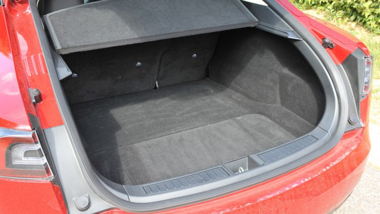 Tesla heeft de Model S de afgelopen jaren constant een upgrade gegeven, waardoor rijden met de nieuwste uitvoering weer een andere sensatie is, zeker als P100D Ludicrous. Tesla heeft de Model S de afgelopen jaren constant een upgrade gegeven, waardoor rijden met de nieuwste uitvoering weer een andere sensatie is, zeker als P100D Ludicrous.