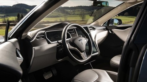 Nieuwe software versie 6.0 en extra veiligheidssystemen zoals Speed Assist en Lane Departure Warning voor Tesla Model S.