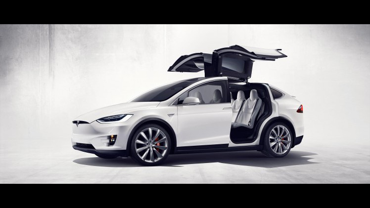 De nieuwe Tesla Model X is de eerste elektrische SUV of crossover van Tesla, met 400 kilometer actieradius, een interieur voor zeven personen en 2200 kg trekgewicht.