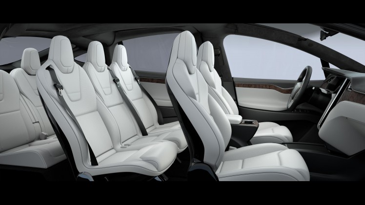 De nieuwe Tesla Model X is de eerste elektrische SUV of crossover van Tesla, met 400 kilometer actieradius, een interieur voor zeven personen en 2200 kg trekgewicht.