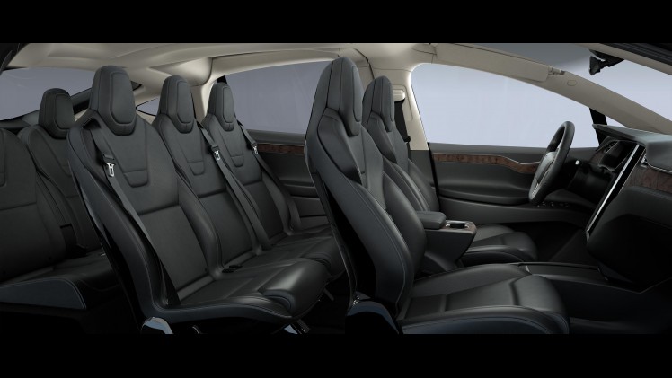 De nieuwe Tesla Model X is de eerste elektrische SUV of crossover van Tesla, met 400 kilometer actieradius, een interieur voor zeven personen en 2200 kg trekgewicht.