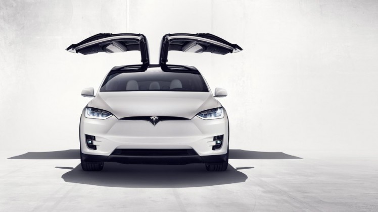 De nieuwe Tesla Model X is de eerste elektrische SUV of crossover van Tesla, met 400 kilometer actieradius, een interieur voor zeven personen en 2200 kg trekgewicht.