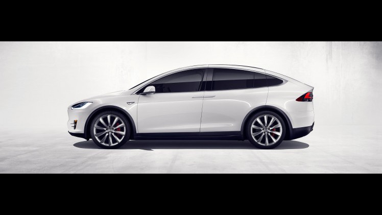 De nieuwe Tesla Model X is de eerste elektrische SUV of crossover van Tesla, met 400 kilometer actieradius, een interieur voor zeven personen en 2200 kg trekgewicht.
