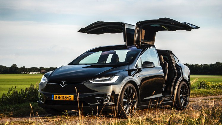 De Tesla Model X is nu ook in Nederland leverbaar. Lees hier belangrijke dingen die je over de auto moet weten.