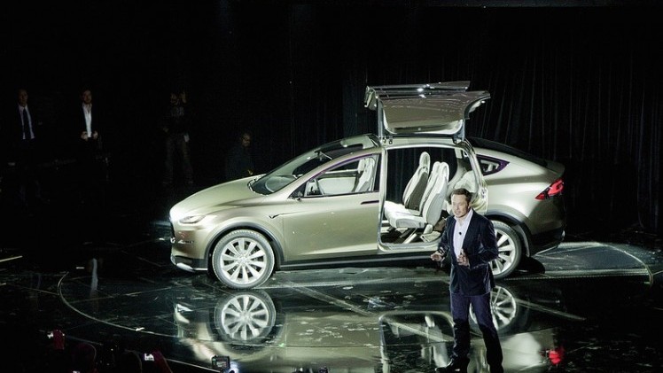 Tesla Model X leverbaar in 60 kWh, 85 kWh en 85 kWh Performance uitvoeringen met vierwielaandrijving vanaf begin 2016.
