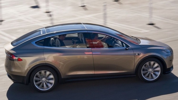Tesla Model X leverbaar in 60 kWh, 85 kWh en 85 kWh Performance uitvoeringen met vierwielaandrijving vanaf begin 2016.