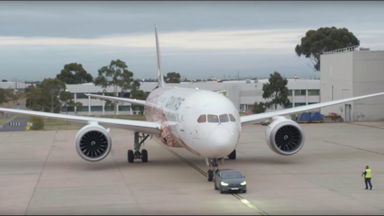 Een Tesla Model X trok de nieuwe Boeing 787-9 Dreamliner van Quantas voort.