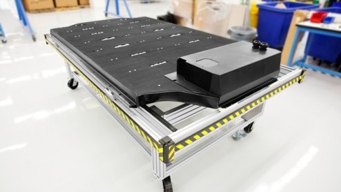 Tesla is voornemens de capaciteit flink uit te breiden en wil een eigen fabriek oprichten voor de bouw van accupakketten. Dat heeft Elon Musk verklaard tegen een groep investeerders.