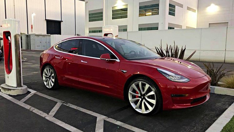 Tesla lijkt de productiedoelstellingen van de Model 3 te halen en neemt bovendien de 4-wielaangedreven Performance-versie in productie.