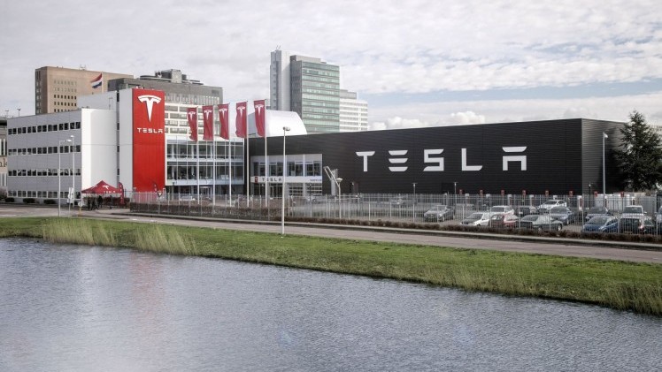 Tesla opent vandaag de deuren van een nieuw kantoor in Amsterdam. Ook is het meteen het grootste servicecenter van Tesla in Nederland.