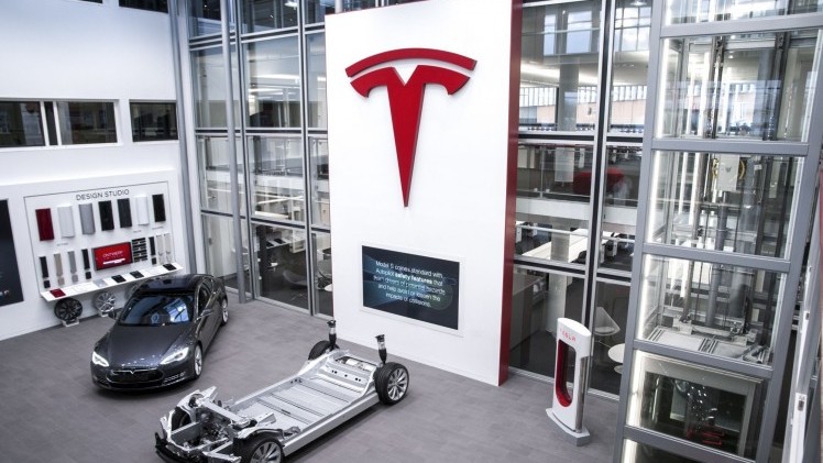 Tesla opent vandaag de deuren van een nieuw kantoor in Amsterdam. Ook is het meteen het grootste servicecenter van Tesla in Nederland.