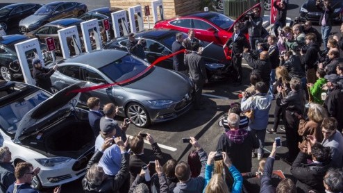 Tesla Supercharger netwerk breidt zich uit naar 100 snellaadstations.