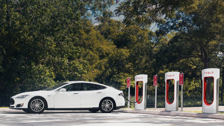 Per 1 januari 2017 kunnen Tesla-eigenaren niet meer onbeperkt gratis gebruik maken van de Supercharger. Wel krijg je jaarlijks wat stroom cadeau, maar daarna moet je betalen. Tenzij