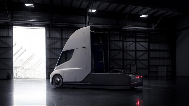 Tesla heeft eindelijk zijn elektrische vrachtwagen laten zien.