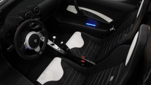 We kennen tuner BRABUS van opgeleukte smarts en Mercedessen. Echter, ook met een Tesla Roadster weten ze wel raad. Deze elektrisch aangedreven roadster wordt eveneens naar wens in BRABUS stijl uitgevo
