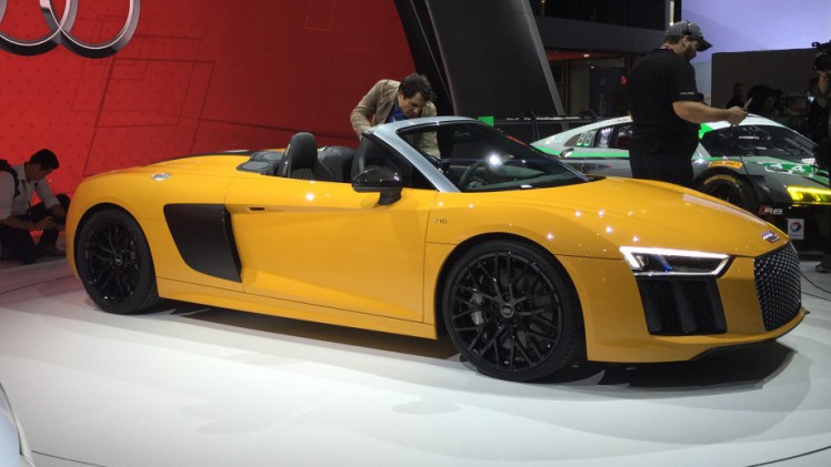Audi onthult de R8 V10 Spyder op de New York Auto Show 2016. In september komt de dakloze R8 naar Nederland.