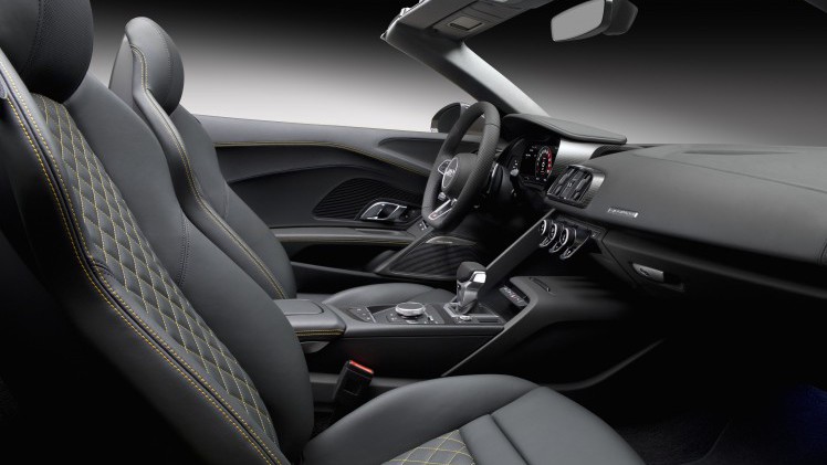 Audi onthult de R8 V10 Spyder op de New York Auto Show 2016. In september komt de dakloze R8 naar Nederland.