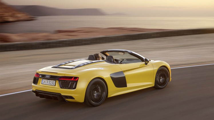 Audi onthult de R8 V10 Spyder op de New York Auto Show 2016. In september komt de dakloze R8 naar Nederland.