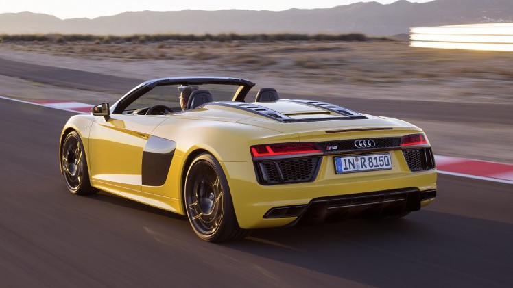 Audi onthult de R8 V10 Spyder op de New York Auto Show 2016. In september komt de dakloze R8 naar Nederland.