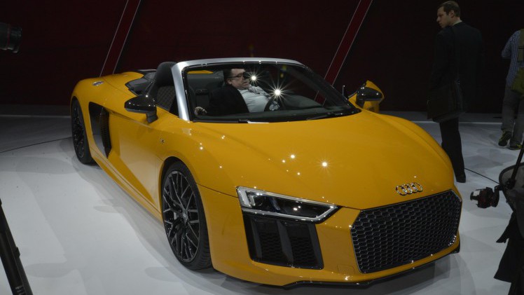 Audi onthult de R8 V10 Spyder op de New York Auto Show 2016. In september komt de dakloze R8 naar Nederland.