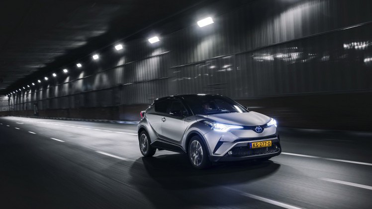 Toyota viert een feestje, want de tien miljoenste hybride van het merk ging over de spreekwoordelijke toonbank.