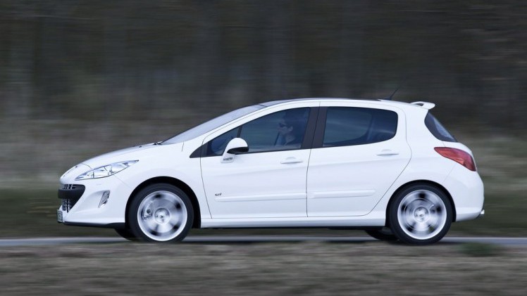 Er zijn genoeg autos die sportieve prestaties leveren, maar waar dat niet direct aan af is te zien. Tien van die autos zetten we vandaag eens op een rijtje.