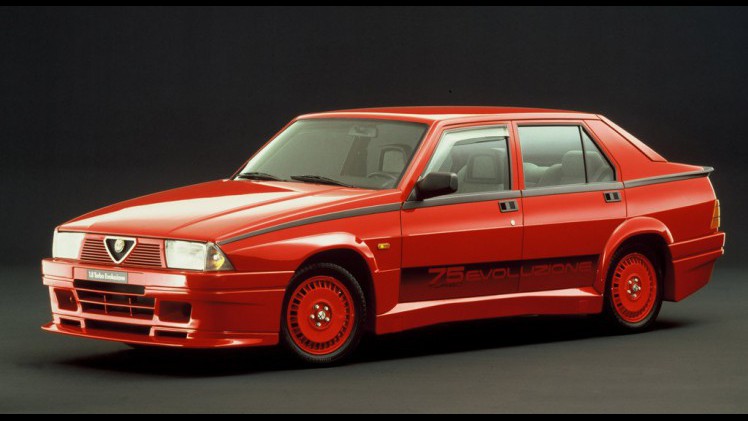 De huidige Alfa Romeo Giulia Quadrifoglio kennen we inmiddels, maar hoe zat het ook al weer met de voorgangers daarvan? Tijd voor een historisch overzichtje!