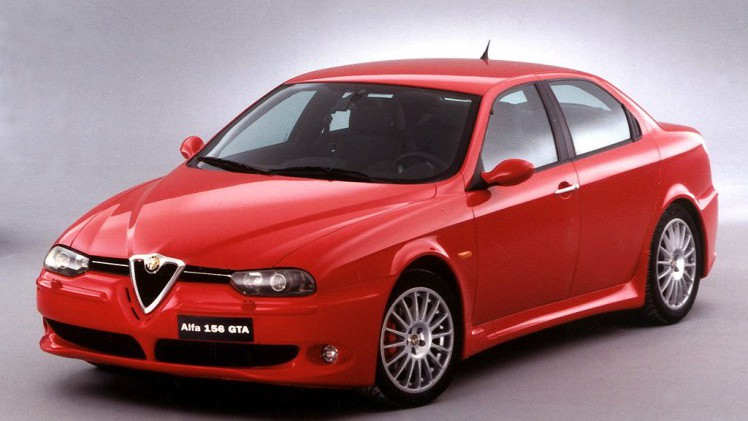 De huidige Alfa Romeo Giulia Quadrifoglio kennen we inmiddels, maar hoe zat het ook al weer met de voorgangers daarvan? Tijd voor een historisch overzichtje!