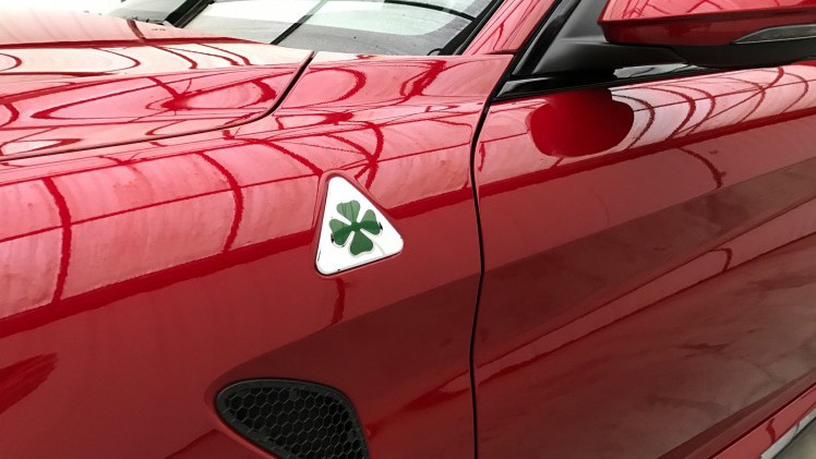 De huidige Alfa Romeo Giulia Quadrifoglio kennen we inmiddels, maar hoe zat het ook al weer met de voorgangers daarvan? Tijd voor een historisch overzichtje!