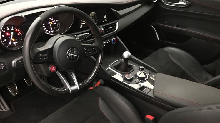 De huidige Alfa Romeo Giulia Quadrifoglio kennen we inmiddels, maar hoe zat het ook al weer met de voorgangers daarvan? Tijd voor een historisch overzichtje!