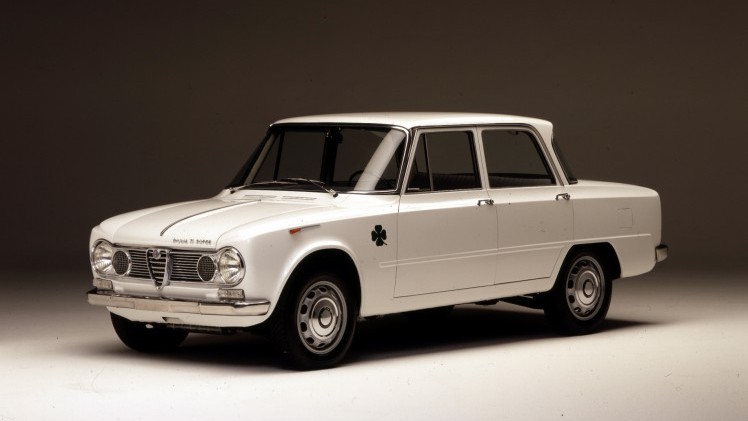 De huidige Alfa Romeo Giulia Quadrifoglio kennen we inmiddels, maar hoe zat het ook al weer met de voorgangers daarvan? Tijd voor een historisch overzichtje!