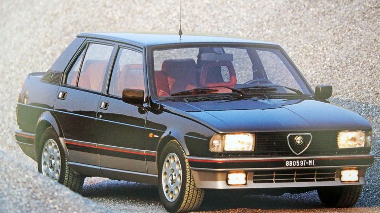 De huidige Alfa Romeo Giulia Quadrifoglio kennen we inmiddels, maar hoe zat het ook al weer met de voorgangers daarvan? Tijd voor een historisch overzichtje!