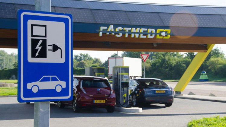 Het aantal elektrische auto's en laadpunten groeit gestaag in Nederland.