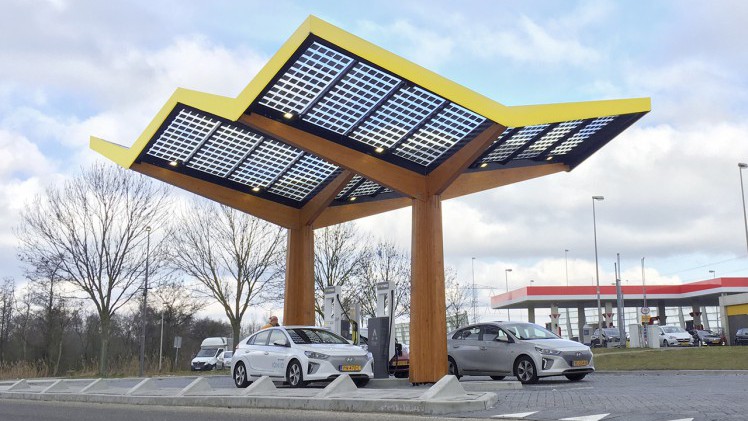 Het aantal elektrische auto's en laadpunten groeit gestaag in Nederland.