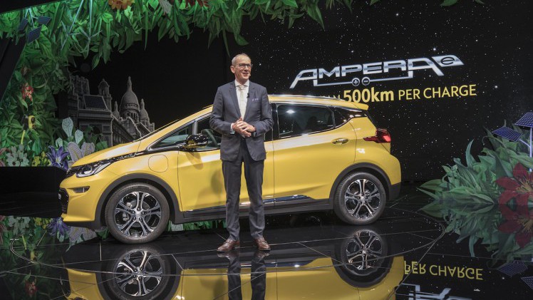 Opel Ampera-e presteert het om 500 kilometer volledig elektrisch te rijden, terwijl de realistische opgave 400 kilometer bedraagt en de strengere WSTP-cyclus 380 kilometer beloofd.