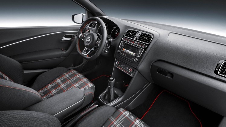 Vernieuwde Volkswagen Polo GTI met 1.8 TSI nu verkrijgbaar met DSG-7 of handgeschakelde zesbak. Prijzen beginnen bij 25.490 euro.