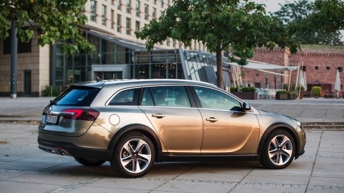 Opel Insignia Country Tourer voortaan ook leverbaar met tweewielaandrijving. Als Country Tourer 1.6 Turbo benzine en 2.0 CDTI.