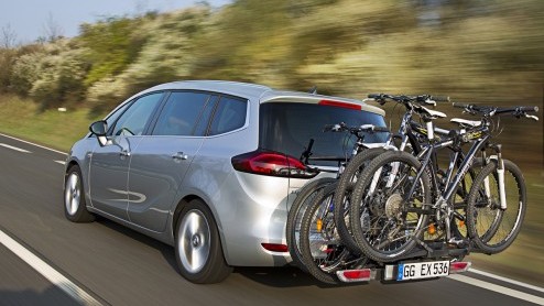 Opel komt met een nieuwe generatie van zijn FlexFix fietsendrager. Afhankelijk van het model kunnen er tot wel vier fietsen achter de auto worden gehangen.