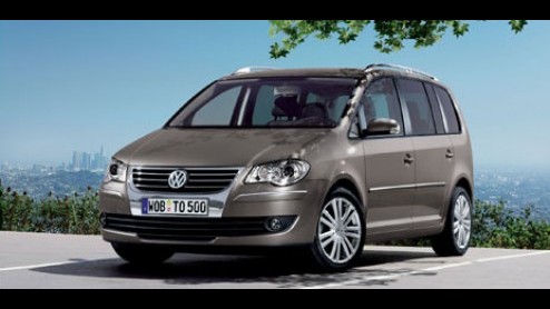 De BlueMotion zuinig-aan-formule van Volkswagen wordt nu ook op de Touran toegepast. Dankzij aerodynamische en technische aanpassingen gaat de Duitse ruimteling nu gemiddeld 0.6 liter zuiniger om met