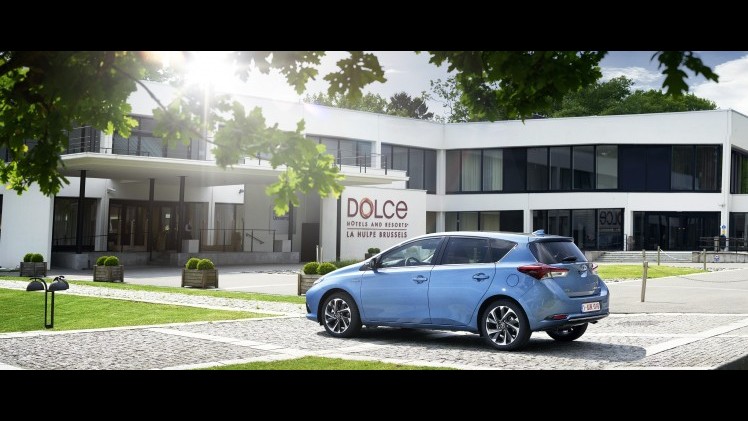 Autotest vernieuwde Toyota Auris, het faceliftmodel heeft meer verfijning en blijft in 2015 zeer interessant voor zakelijk rijders dankzij 14% bijtelling.
