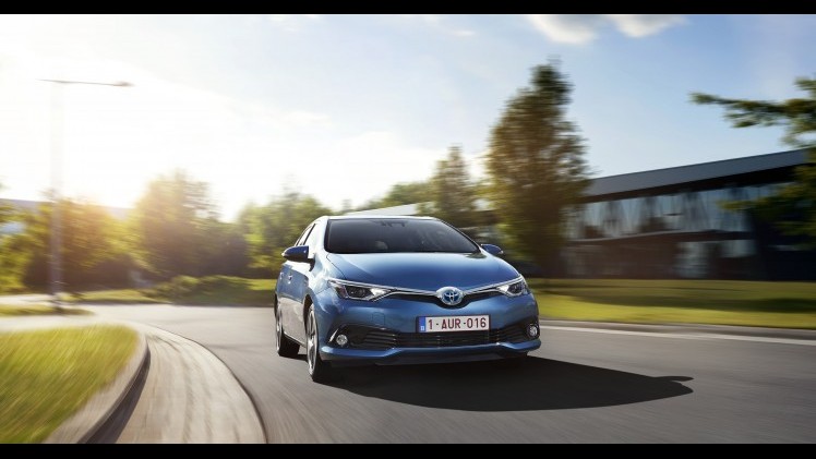 Autotest vernieuwde Toyota Auris, het faceliftmodel heeft meer verfijning en blijft in 2015 zeer interessant voor zakelijk rijders dankzij 14% bijtelling.
