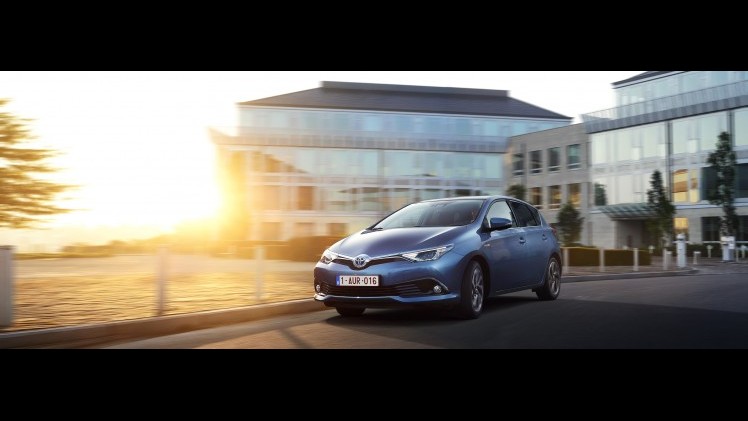 Autotest vernieuwde Toyota Auris, het faceliftmodel heeft meer verfijning en blijft in 2015 zeer interessant voor zakelijk rijders dankzij 14% bijtelling.