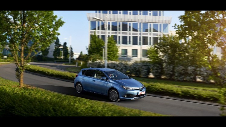 Autotest vernieuwde Toyota Auris, het faceliftmodel heeft meer verfijning en blijft in 2015 zeer interessant voor zakelijk rijders dankzij 14% bijtelling.