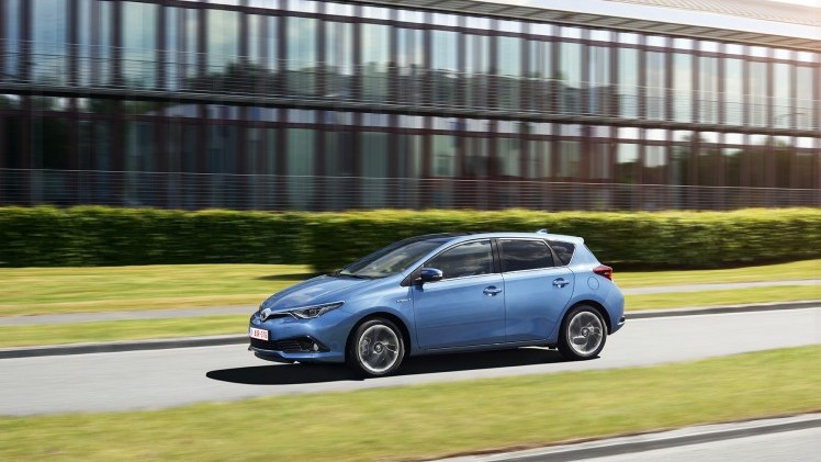 Autotest vernieuwde Toyota Auris, het faceliftmodel heeft meer verfijning en blijft in 2015 zeer interessant voor zakelijk rijders dankzij 14% bijtelling.