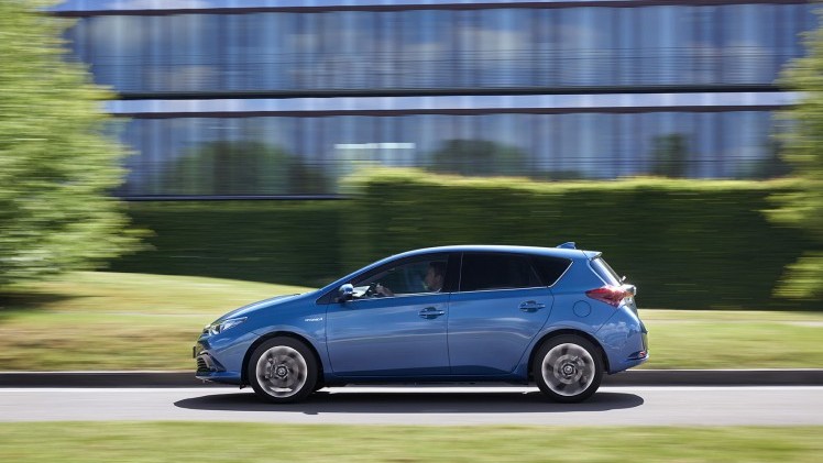 Autotest vernieuwde Toyota Auris, het faceliftmodel heeft meer verfijning en blijft in 2015 zeer interessant voor zakelijk rijders dankzij 14% bijtelling.