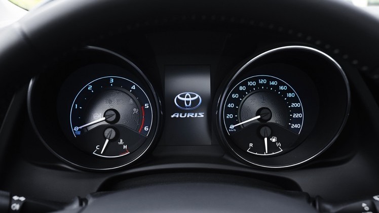 Autotest vernieuwde Toyota Auris, het faceliftmodel heeft meer verfijning en blijft in 2015 zeer interessant voor zakelijk rijders dankzij 14% bijtelling.