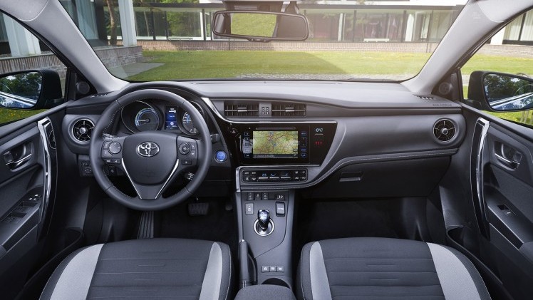 Autotest vernieuwde Toyota Auris, het faceliftmodel heeft meer verfijning en blijft in 2015 zeer interessant voor zakelijk rijders dankzij 14% bijtelling.