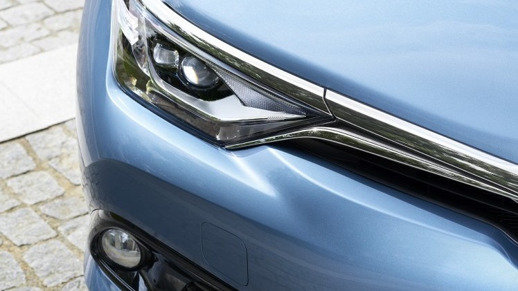 Autotest vernieuwde Toyota Auris, het faceliftmodel heeft meer verfijning en blijft in 2015 zeer interessant voor zakelijk rijders dankzij 14% bijtelling.